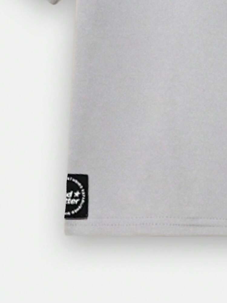 Luźny komplet składający się z koszulki i spodni dresowych z kontrastowymi detalami