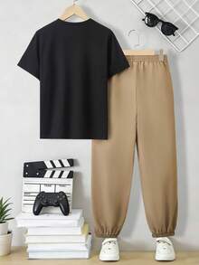 SHEIN Mirajuku 男童印花黑色短袖T恤+米色工装裤休闲套装（2件套），春夏款 - 卡其色 - 查看 2
