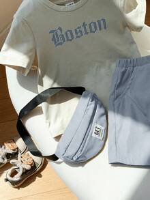 SHEIN Achetez-en 2, obtenez-en 1 gratuitement 3 pièces/set Garçon/Fille Bébé Confortable Mode Casual Polyvalente T-shirt à manches courtes imprimé lettres blanc, Top tricoté, Short cargo et Sac bandoulière, Convient pour l'intérieur, l'extérieur, le quotidien, les sports, les jeux, les fêtes, les séances photo, les vacances, le printemps/l'été - Bleu gris - Voir 4