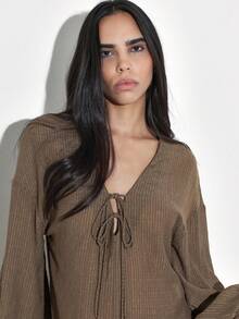 KSTM Blusa acanalada de ajuste relajado con detalle de lazo delantero y mangas largas tipo obispo para uso casual en otoño e invierno - Marrón - Ver 6
