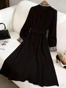 GlowEve 女士优雅黑色长裙，饰有金色编织缎带滚边和腰带设计，适合约会、派对、聚会、新年假期、中东节日等场合。 - 黑色和金色 - 查看 2