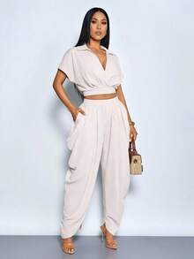 SOLERSUN 女士优雅时尚杏色V领露脐褶皱短袖上衣，配金色纽扣和高腰口袋垂褶哈伦裤两件套，优雅的办公室和休闲装扮 - 杏色 - 查看 4