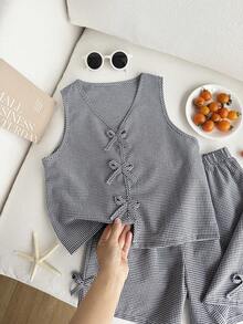 SHEIN 女童两件套：无袖条纹编织背心，正面饰有蝴蝶结，腰部采用松紧设计；宽松休闲短裤。这套两件套非常适合春夏穿着，是度假和日常穿着的理想之选，打造简约时尚的造型。 - 黑色 - 查看 4