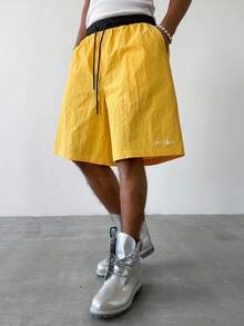 PAVTROS 从春季到夏季，节日，度假，送给男朋友的礼物，派对，锻炼，老钱，外出，复古，男士黑色短裤，黄色腰带，弹性抽绳，小图案设计，百搭夏季短裤，宽松版型。 - 黃色 - 查看 1