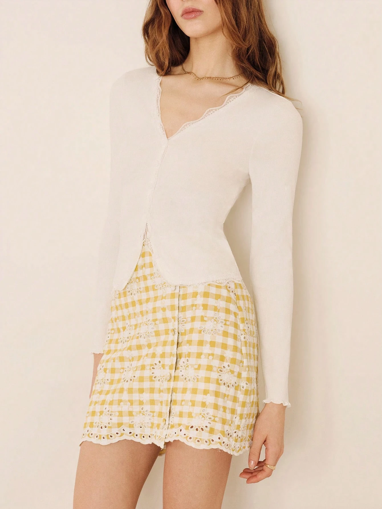 Jupe mini écossaise brodée à taille haute avec boutons devant et ourlet festonné