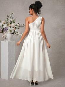 SHEIN Vestido de Maternidade Branco Elegante de Verão em Chiffon Sedoso para Convidada de Casamento com Ombro Assimétrico e Decoração de Penas, Roupa de Férias de Cor Sólida para Mulheres, Vestidos para Senhoras - Branco - Visão 2