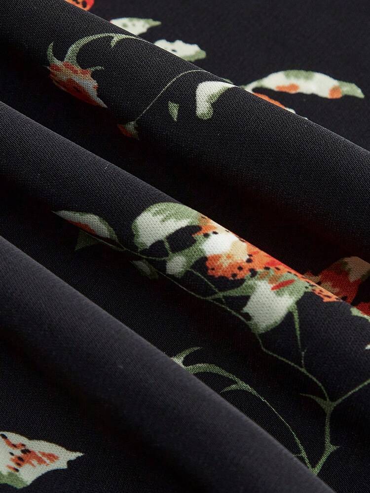 Schwarzes Blume Muster figurbetontes Mini-Kleid mit großer Schleife vorne, zarten Trägern und ausgestelltem Saum, süßes Vintage Frühlings-/Sommerkleid im französischen Pariser Stil