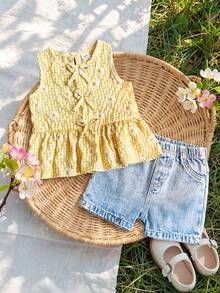 SHEIN Playful Pals 2026 女婴夏季时尚柔软舒适面料套装，度假旅行必备，女婴黄色格子雏菊甜美休闲两件套，圆领短袖T恤+牛仔短裤，清新学院风，适合户外、居家、运动、派对等场合 - 彩色 - 查看 11