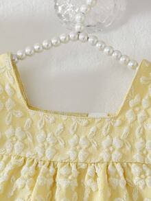 SHEIN Playful Pals 2件套女婴0-3岁春夏优雅甜美3D立体花卉提花领衬衫短裤两件套 - 黃色 - 查看 3