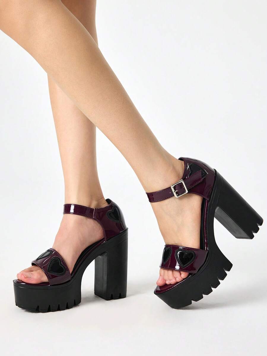 ROMWE Kawaii Giày sandal cao gót hở mũi màu đỏ tía dành cho nữ, phong cách Punk Gothic thanh lịch, họa tiết hình trái tim, khóa vuông bằng kim loại, dây đeo mắt cá chân co giãn, thiết kế kín, đế dày, gót dày, thích hợp cho mùa xuân hè, tiệc tùng, lễ hội, giày một gót dành cho nữ. - Màu Đỏ Sâu - Xem 1