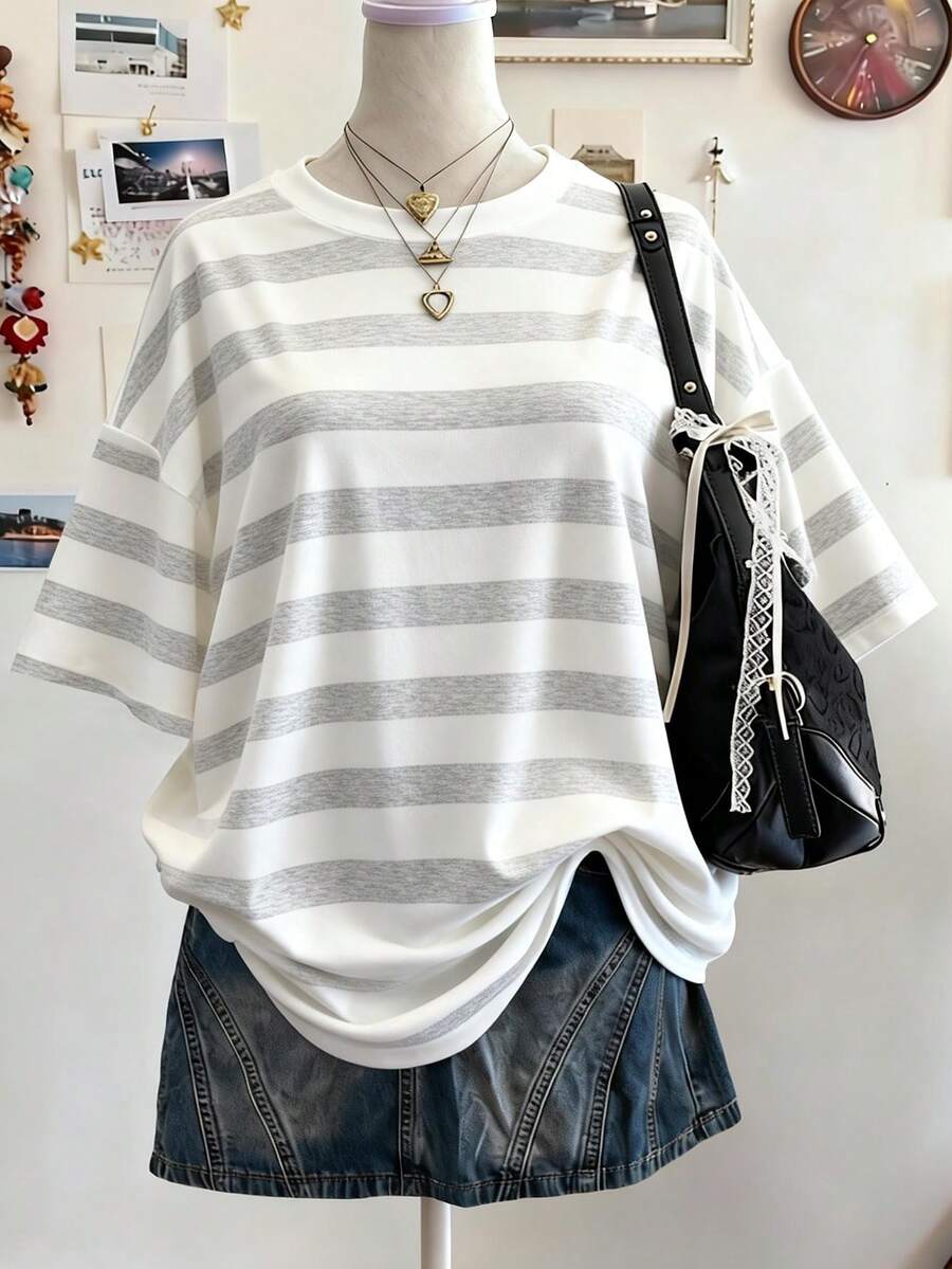 Lalippa 灰白条纹数码印花宽松休闲中长款圆领落肩女式T恤，送朋友的礼物 - 彩色 - 查看 1