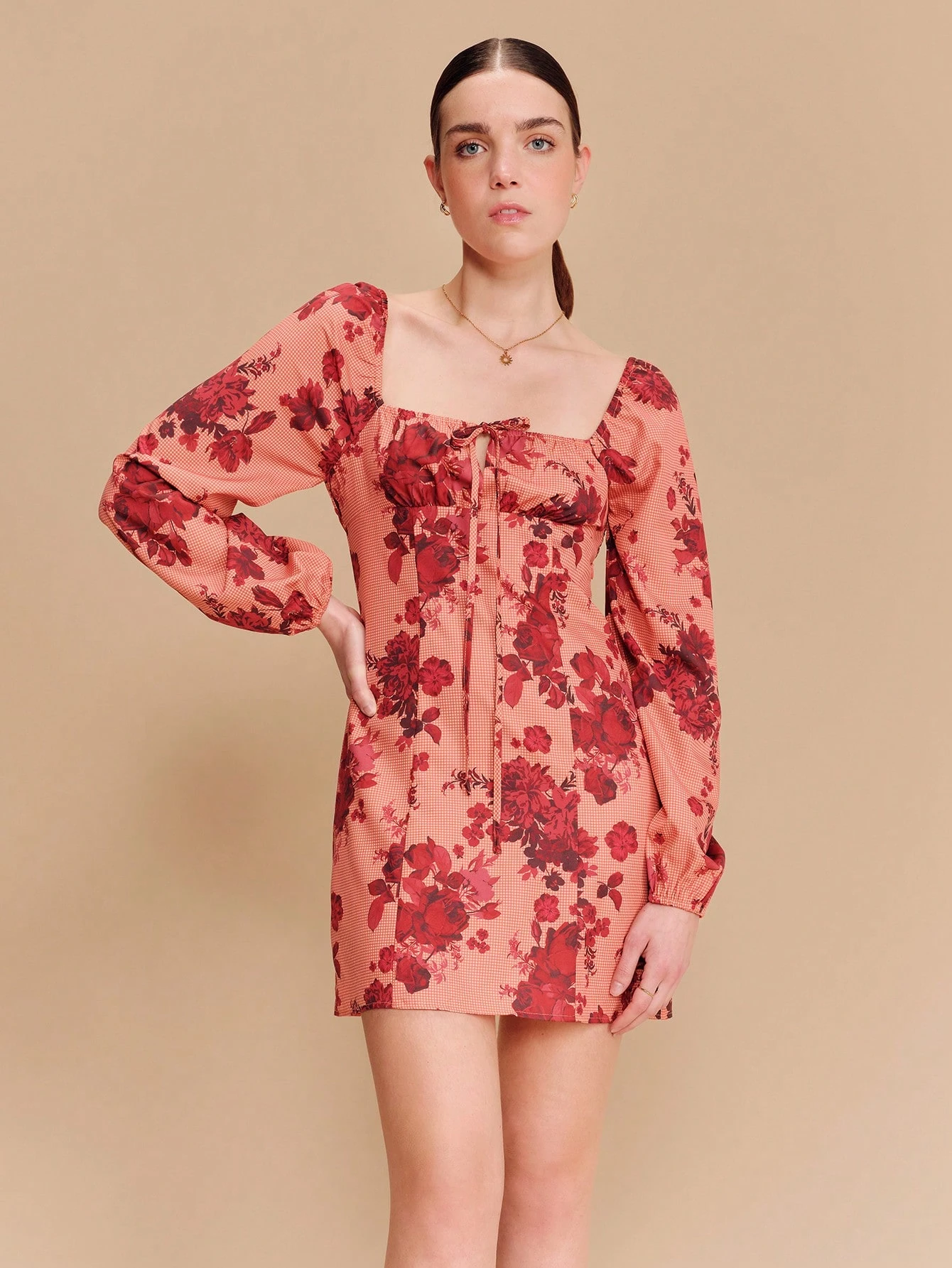 Rotes und oranges Blumenprint Mini-Kleid mit langen Ärmeln und Bindedetail am Ausschnitt, Frühlings-Sommer-Stil, französischer Stil, Pariser Stil