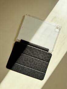 极简设计的黑色豹纹平板电脑保护套——是极简主义爱好者和现代风格追求者的理想之选。这款保护套采用翻盖设计，带有笔槽和自动睡眠/唤醒功能。 - 彩色 - 查看 5