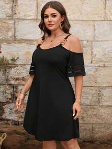 GlowEve CURVE Vestido preto casual elegante de verão com ombros à mostra, manga curta e modelagem ombro a ombro, ideal para férias. Disponível em tamanhos grandes. Ideal para usar como saída de praia ou maiô. Roupas de verão femininas plus size. - Preto - Ver 7