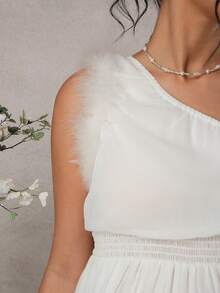 SHEIN Vestido de Maternidade Branco Elegante de Verão em Chiffon Sedoso para Convidada de Casamento com Ombro Assimétrico e Decoração de Penas, Roupa de Férias de Cor Sólida para Mulheres, Vestidos para Senhoras - Branco - Visão 8