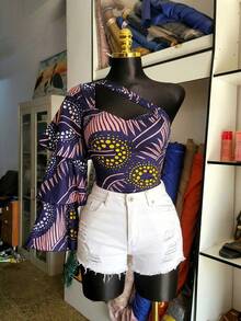 BamGleam 不规则花卉印花单肩衬衫，藏蓝色底，饰以粉紫色几何波点图案，不对称喇叭袖，短款修身衬衫 - 彩色 - 查看 8