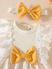 SHEIN 这款华丽的新生儿公主裙，饰有精致的蕾丝喇叭袖，飘逸灵动，点缀着柔和的粉色超大蝴蝶结，甜美可爱。裙摆上绣着玫瑰花，搭配珍珠，并配有同款发带。裙子采用柔软亲肤的面料制成。 - 黃色 - 查看 5