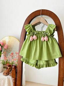 SHEIN LMoss Kids 两件套女婴夏季可爱休闲绿色荷叶边碎花吊带背心和松紧腰短裤套装 绿色女婴服装 绿色荷叶边套装 婴儿绿色泡泡套装 橄榄绿女婴连衣裙 两件套夏季服装 深绿色女婴套装 夏季绿色连衣裙套装 女婴服装 绿色女婴短款绿色套装 亚麻套装 上衣和裙子 - 綠色 - 查看 3