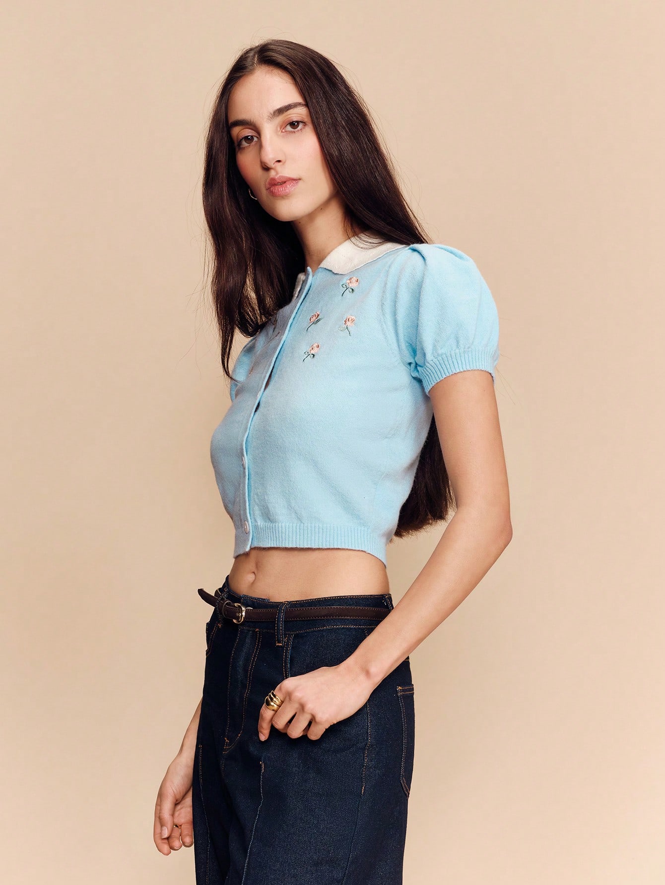 Niebieski haftowany dopasowany krótki kardigan z dzianiny z krótkimi rękawami i białym kołnierzykiem z falbanką Uroczy wiosenno-letni styl Francuski styl Paryski styl