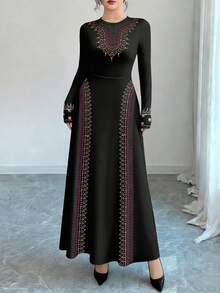 Al Najma 黑色时尚圆领长袖收腰A字型长款连衣裙，饰有漩涡和花卉刺绣印花，适合春季穿着。 - 彩色 - 查看 3