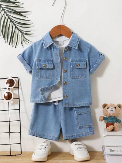 男婴牛仔套装两件套：休闲水洗浅蓝色短袖衬衫，纽扣门襟带口袋，宽松版型；松紧腰牛仔短裤，抽绳设计，带口袋。柔软棉质面料，适合日常穿着、度假、聚会、上学等场合。2026春夏新品。