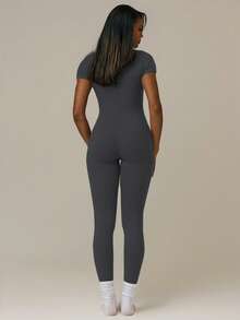 MUSERA ESSENTIALS 柔软触感短袖修身连体衣，基本款可爱休闲春夏度假节日音乐会日常穿着 - 深灰色 - 查看 3