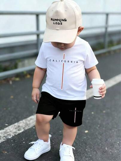 SHEIN Streecool Kids 1 Set Ropa de verano para niños pequeños con camiseta de manga corta con bloqueo de color y estampado de letras "California" y pantalones cortos, estilo deportivo minimalista y cómodo