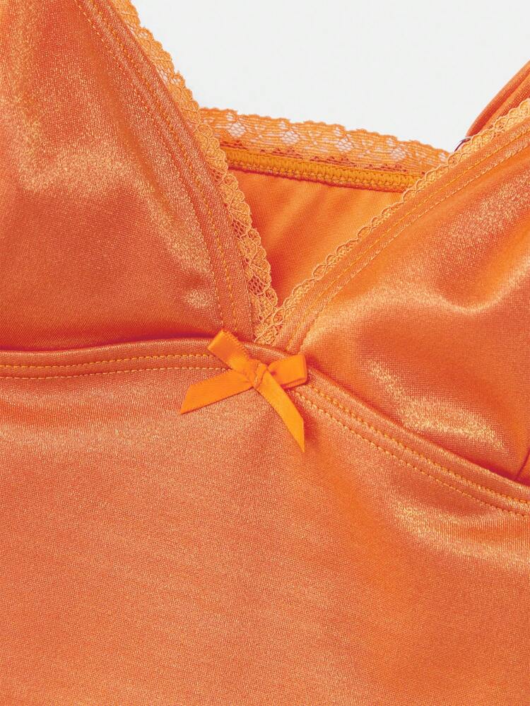 Ensemble de bikini pailleté orange avec Top court et bas à nouer. Style bohème printemps-été pour les vacances. Tenue de plage deux pièces orange pour femmes