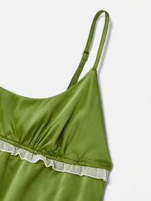 lacRébo Bộ đồ ngủ gồm áo hai dây và quần short bằng vải satin màu xanh ô liu với chi tiết bèo nhún tương phản, kiểu dáng dễ thương mùa xuân hè, phong cách Pháp, Paris. - màu xanh lá - Xem 9