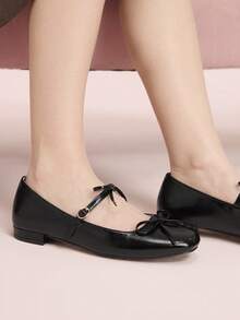 CUCCOO DOLLMOD Zapatos planos de estilo Mary Jane con punta cuadrada, lazo y correa de hebilla en el tobillo, en color negro, de estilo lindo y elegante para ir al trabajo - Negro - Ver 4