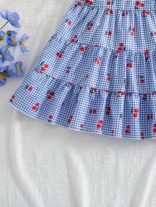 Vintaside Kids 这款少女夏季浅蓝色花园风长款吊带连衣裙，采用梭织面料，A字版型，柔和的浅蓝色调搭配精致的吊带设计，裙摆上点缀着白色小花图案，宛如春日盛开的花朵。肩带的荷叶边设计巧妙可爱，更添甜美层次感。适合假日海滩玩耍、郊游、居家休闲、婚礼、生日、派对表演等各种场合。 - 彩色 - 查看 4