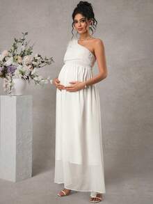 SHEIN Vestido de Maternidade Branco Elegante de Verão em Chiffon Sedoso para Convidada de Casamento com Ombro Assimétrico e Decoração de Penas, Roupa de Férias de Cor Sólida para Mulheres, Vestidos para Senhoras - Branco - Visão 3
