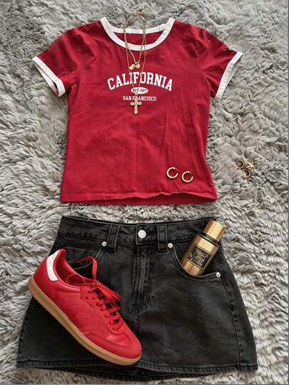 SHEIN EZwear 休闲简约撞色滚边修身短款女式T恤，适合夏季穿着，加州印花