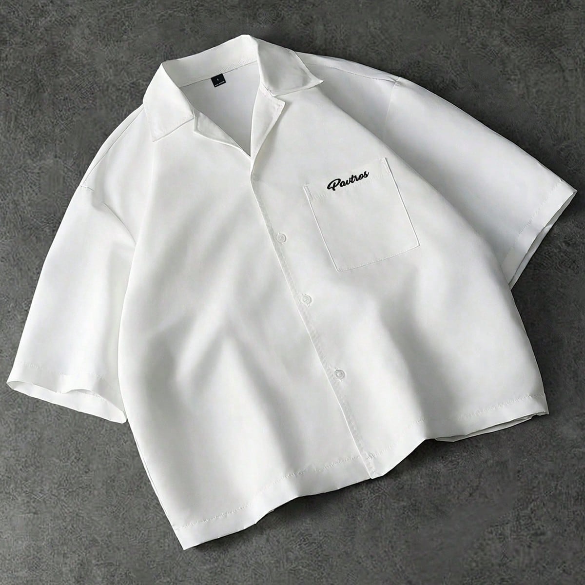 Camisa casual de manga corta con botones y estampado de letras para hombres