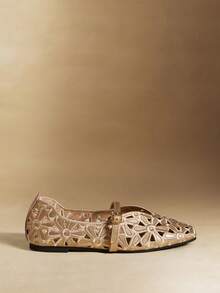 Rosivie Sepatu Flat Fashion Wanita dengan Desain Gesper dan Motif Bunga Berongga - Emas 2 - View 2