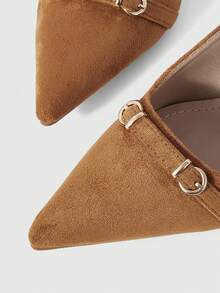 Sleekvia 女士新款高跟鞋，尖头，细高跟，后跟带，麂皮材质，金属搭扣细节，简约舒适，百搭优雅的通勤鞋 - 淺棕色 - 查看 5