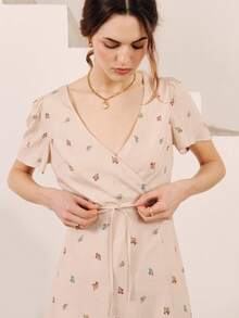 lacRébo Beżowa mini sukienka kopertowa z kwiatowym haftem i małymi guzikami - Morela - Zobacz 1