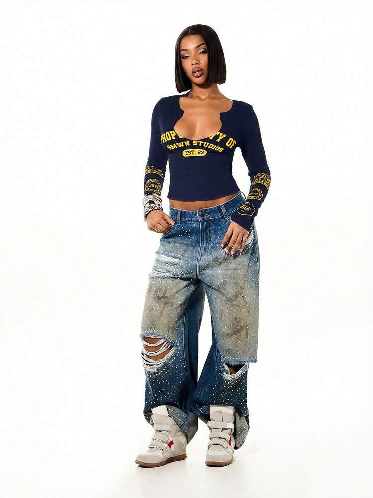 SUMWON WOMEN Cropped com Gola Canoa de Manga Longa na Cor Marinho com Gráficos de Texto Amarelo e Remendos nas Mangas, Moda Casual de Rua para Outono e Inverno