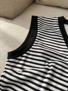 Franclia 女士休闲黑白条纹印花V领金属质感舒适时尚背心，时尚休闲通勤装、商务办公装、百搭时尚日常休闲装、都市教师职业装 - 黑與白 - 查看 4