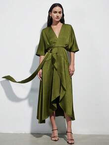Aveloria Modichic 橄榄绿缎面交叉系带连衣裙，V领宽袖，不对称下摆，简约都市通勤优雅休闲百搭中长连衣裙 - 綠色 - 查看 2