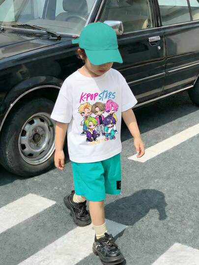 两件套：男童时尚酷炫卡通男团印花短袖T恤和休闲工装短裤（带口袋），适合派对、节日、春夏穿着，轻便舒适。