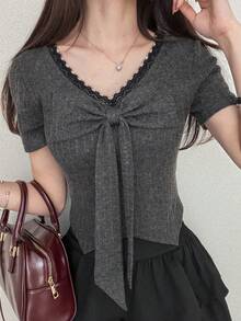 FRIFUL T-shirt d'été pour femmes à col en V, avec bordure en dentelle, couleur contrastante, détail de nœud devant, coupe ajustée slim, manches courtes, style doux - Blanc - Voir 5