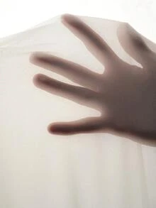 SHEIN Vestido de Maternidade Branco Elegante de Verão em Chiffon Sedoso para Convidada de Casamento com Ombro Assimétrico e Decoração de Penas, Roupa de Férias de Cor Sólida para Mulheres, Vestidos para Senhoras - Branco - Visão 9