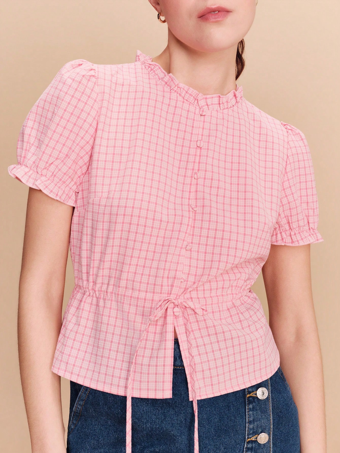 セージグリーンのチェック柄トップ、ブロダリーアングレーズのディテール、ウエストタイフロント