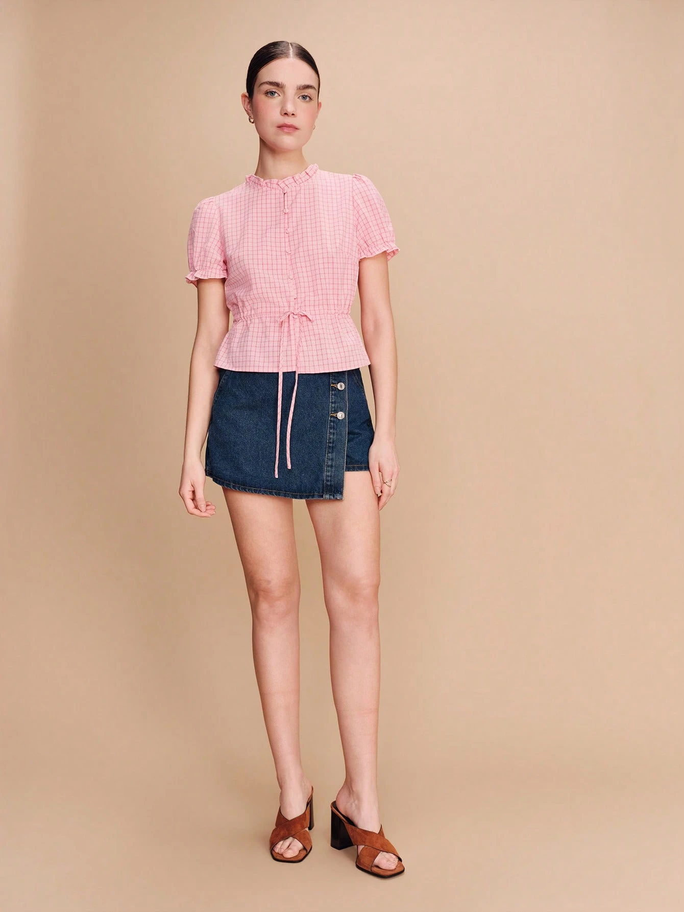 セージグリーンのチェック柄トップ、ブロダリーアングレーズのディテール、ウエストタイフロント