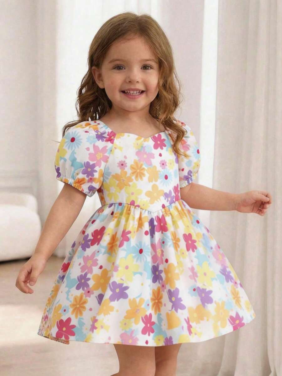 SHEIN Playful Pals Vestido Quadrado de Manga Curta com Babados Florais e Bolhas para Meninas Bebê, Primavera/Verão - Rosa chiclete - Visão 1