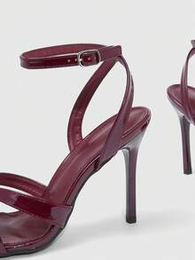 CUCCOO SZL 酒红色漆皮方头交叉踝扣细高跟凉鞋，适合职场通勤、约会、派对等场合，展现女性气质的鞋履 - 鏡酒紅色 - 查看 5