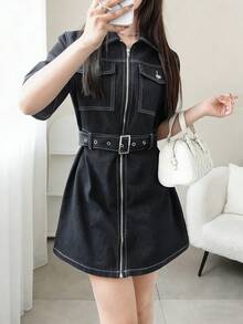 FRIFUL Gaun Denim Lengan Pendek Kasual Wanita Warna Polos dengan Saku Resleting dan Sabuk untuk Musim Panas - Biru - View 2
