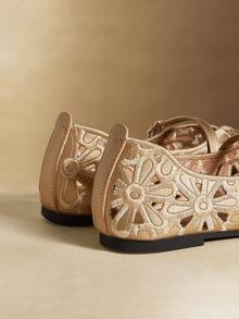 Rosivie Sepatu Flat Fashion Wanita dengan Desain Gesper dan Motif Bunga Berongga - Emas 2 - View 4