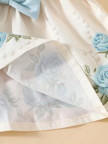 SHEIN 这款华丽的新生儿公主裙，饰有精致的蕾丝喇叭袖，飘逸灵动，点缀着柔和的粉色超大蝴蝶结，甜美可爱。裙摆上绣着玫瑰花，搭配珍珠，并配有同款发带。裙子采用柔软亲肤的面料制成。 - 藍色 - 查看 5